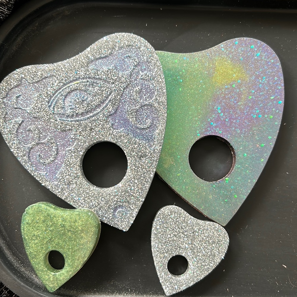 Planchettes resin poured two large two small